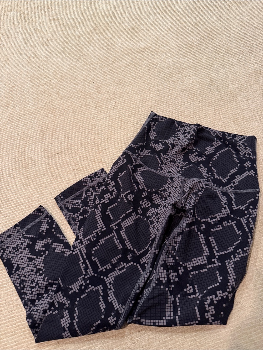 Lululemon High-Waist Snake Print Leggings - Black & Gray